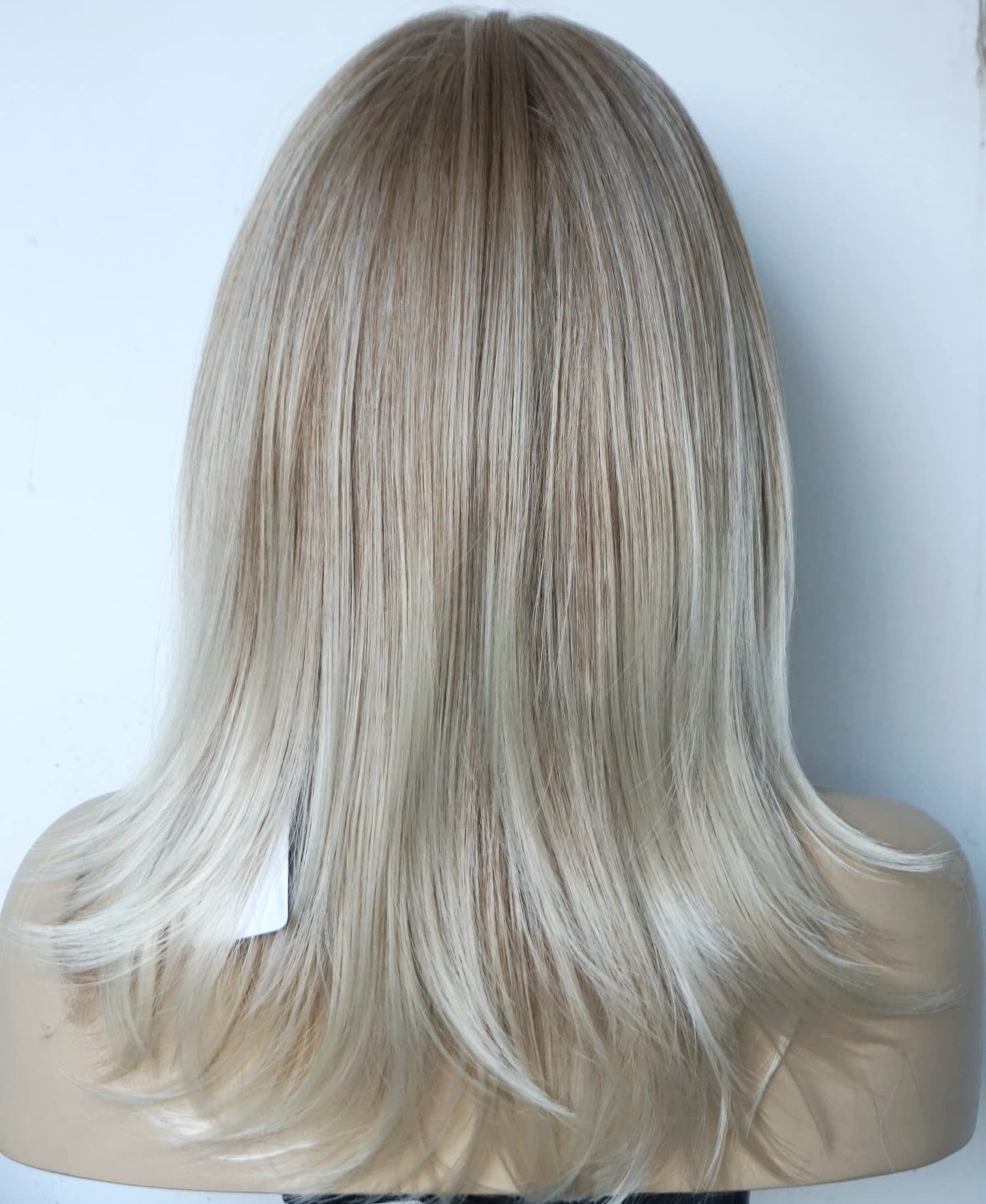 Medium Length Layered Golden Blonde Wigs with dark roots Highlights wigs Layered wig with bangs Synthetic wig Highlight for white Women (Golden blonde)